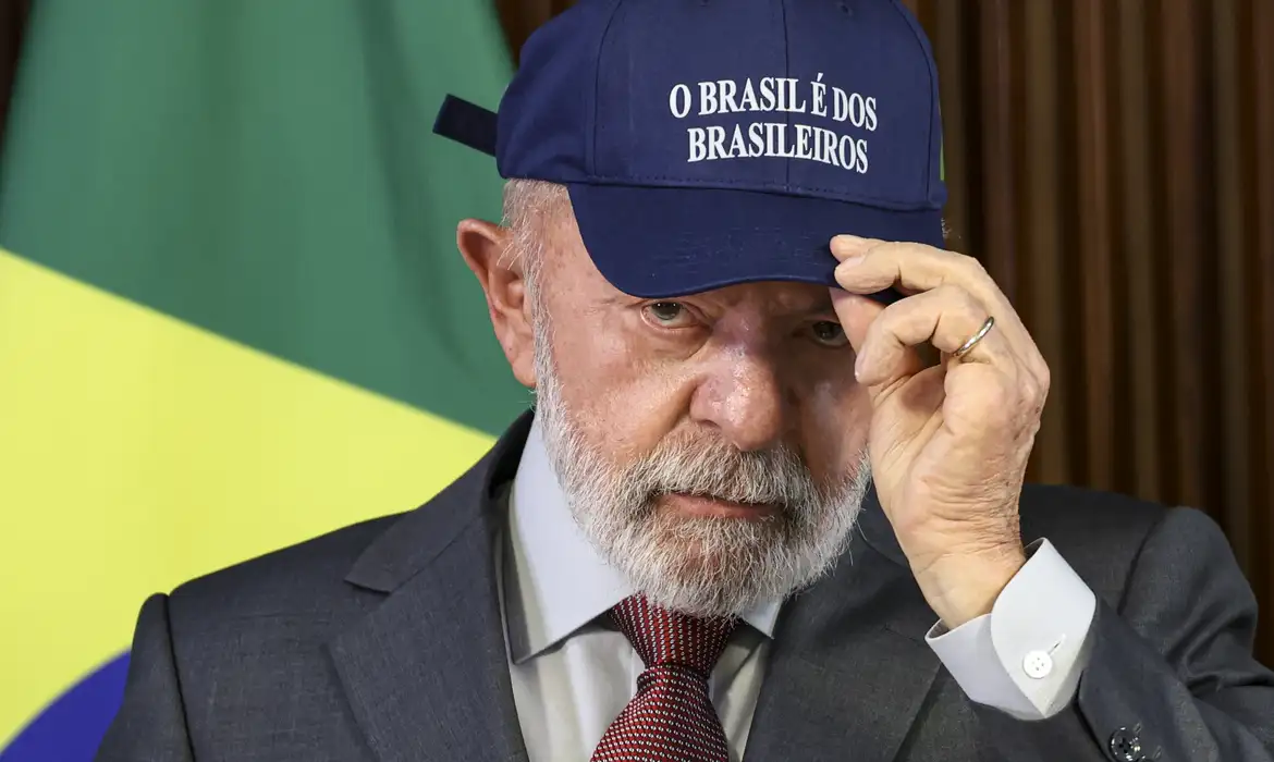 Lula e o falso patriotismo: o “slogan” vazio e mentiroso