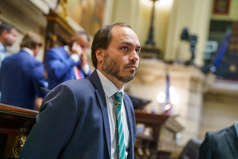 Carlos Bolsonaro renuncia à Câmara do Rio e anuncia pré-candidatura ao Senado por Santa Catarina