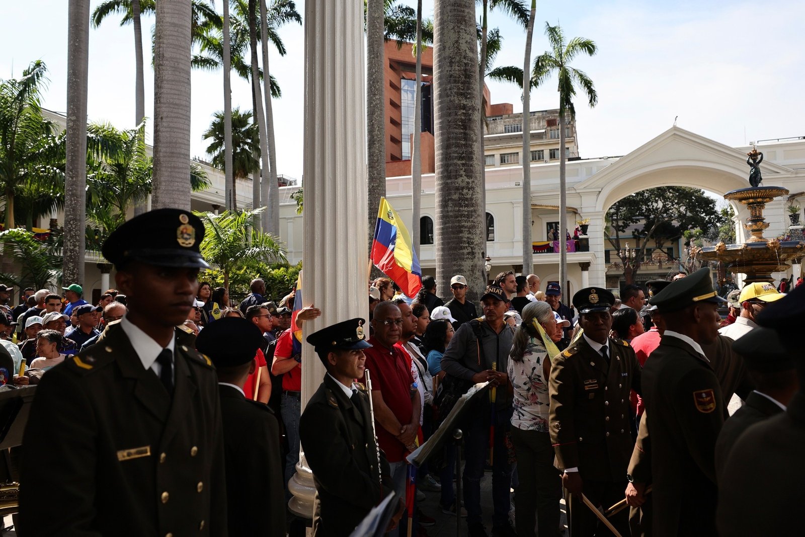 Jornalistas são detidos durante cerimônia na Assembleia Nacional da Venezuela