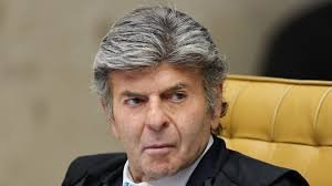 Fux diverge de Moraes e vota pela absolvição de réus do 8 de Janeiro no STF
